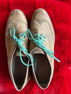 Cole Hahn Women's  leather Wingtip Oxfords with Teal Laces and sole sz8